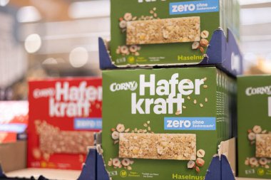 Farklı tatlar sunan Corny Haferkraft yulaf tabakları, herkes için sağlıklı ve lezzetli atıştırmalıklar sunuyor. - FRANKFURT, Almanya - 21 Mart 2025