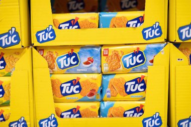 Canlı ambalajlı Tuc paprika krakerlerinin çarpıcı bir gösterisi. Atıştırma deneyimlerinin lezzetini ve eğlencesini vurguluyor. - FRANKFURT, Almanya - 21 Mart 2025