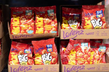 Bir mağaza rafında renkli ambalajlar sergilenen Nic Nac 's Double Crunch Peanuts' ın canlı bir görüntüsü. - FRANKFURT, Almanya - 21 Mart 2025