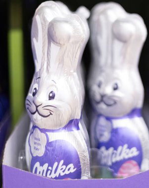 Bu resimde Milka 'dan enfes mor çikolatalı tavşanlar var. Paskalya kutlamaları için harika tasarımları var. - FRANKFURT, Almanya - 21 Mart 2025