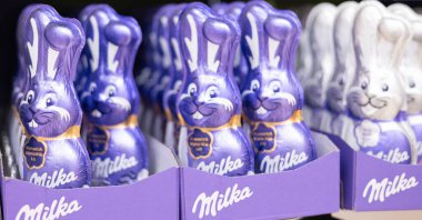 Bu resimde Milka 'dan enfes mor çikolatalı tavşanlar var. Paskalya kutlamaları için harika tasarımları var. - FRANKFURT, Almanya - 21 Mart 2025