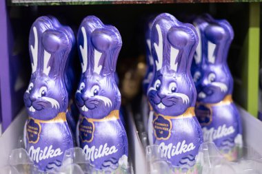 Bu resimde Milka 'dan enfes mor çikolatalı tavşanlar var. Paskalya kutlamaları için harika tasarımları var. - FRANKFURT, Almanya - 21 Mart 2025