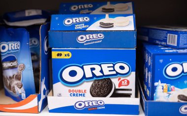 Renkli bir perakende mağaza ortamında belirgin marka ve tasarımlarını sergileyen Oreo kurabiye kutularının canlı bir gösterisi. - FRANKFURT, Almanya - 21 Mart 2025
