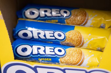 Resim bir paket Oreo Golden kurabiyesi yakalıyor, paketin içindeki ikonik markalaşmayı ve lezzetli ziyafeti vurguluyor. - FRANKFURT, Almanya - 21 Mart 2025
