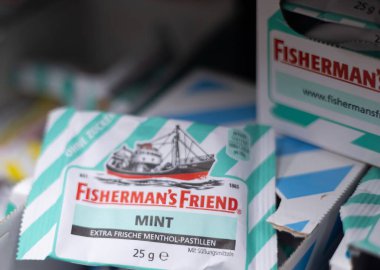 Görüntü, ferahlatıcı nane aromasını ve zenginlik için ikonik markalaşmayı vurgulayan Balıkçının Arkadaş nane Pastilleri paketlerini içeriyor. - FRANKFURT, Almanya - 21 Mart 2025