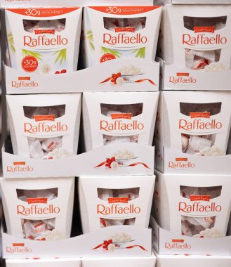 Zarif tasarımlarını sergileyen Raffaello şekerlemelerinin olduğu kutular ve alıcıları cezbedecek bir lezzet. - FRANKFURT, Almanya - 21 Mart 2025