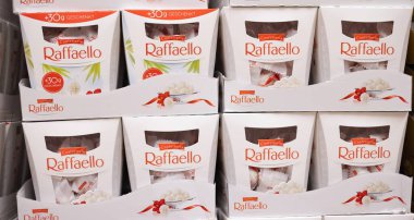 Zarif tasarımlarını sergileyen Raffaello şekerlemelerinin olduğu kutular ve alıcıları cezbedecek bir lezzet. - FRANKFURT, Almanya - 21 Mart 2025