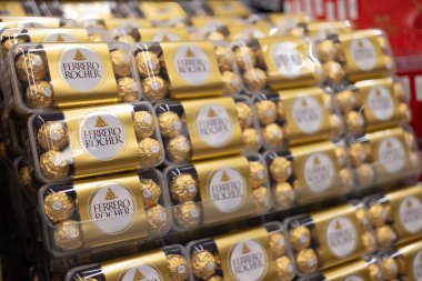 Ferrero Rocher çikolatalarının enfes bir koleksiyonu. Çok güzel paketlenmiş. Lüks çekiciliklerini ve çikolata severler ve kutlamalar için gerekli malzemeleri sergiliyorlar. - FRANKFURT, Almanya - 21 Mart 2025
