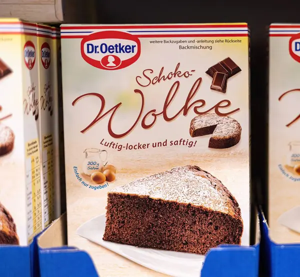 Dr. Oetker 'ın Schokino Wolke çikolatalı kek karışımını gösteriyorum. Hızlı bir şekilde harika ev yapımı kek yapmak için mükemmel. - FRANKFURT, Almanya - 21 Mart 2025