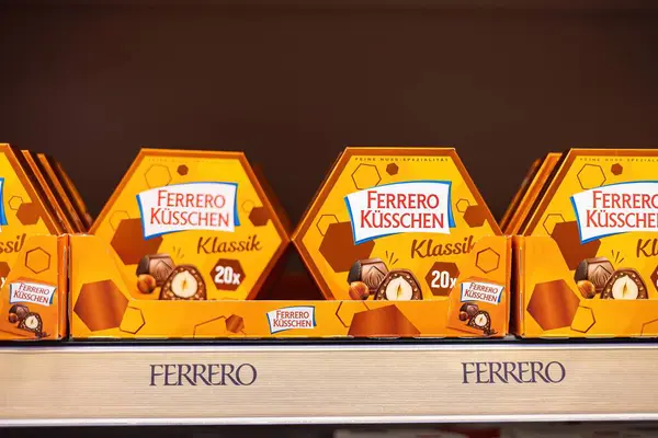 Ferrero Kuesschen 'in klasik çikolata kutularının sunumunda hediye vermek ya da kişisel zevk almak için mükemmel bir tasarım sergileniyor. - FRANKFURT, Almanya - 21 Mart 2025