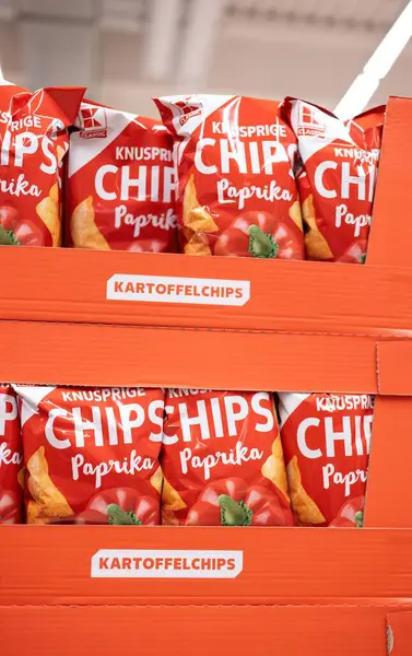 Gulegal cazibe, kırmızı biber aromalı patates cipslerinin canlı bir gösterimiyle tüketicileri zevklerine göre davranmaya davet ediyor. - FRANKFURT, Almanya - 21 Mart 2025
