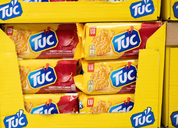 Canlı ambalajlı Tuc paprika krakerlerinin çarpıcı bir gösterisi. Atıştırma deneyimlerinin lezzetini ve eğlencesini vurguluyor. - FRANKFURT, Almanya - 21 Mart 2025