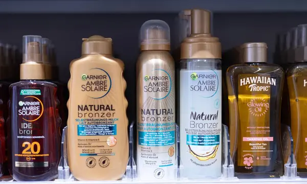 Garnier Ambre Solaire bronzlaştırıcıları, güneş tarafından öpülen ten renkleri için dizayn edilmiş bir yelpazeyi sergiliyor. - FRANKFURT, Almanya - 21 Mart 2025
