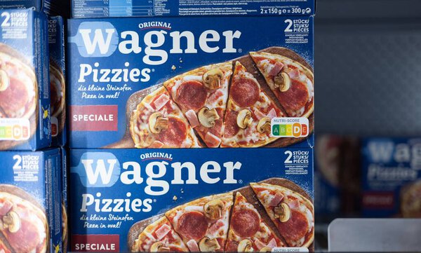 Вагнер замороженной пиццы отображается в упаковке, представляя вкусный кулинарный вариант для быстрого питания и семейных собраний. - ФРАНКФУРТ, ГЕРМАНИЯ - 21 МАРТА 2025