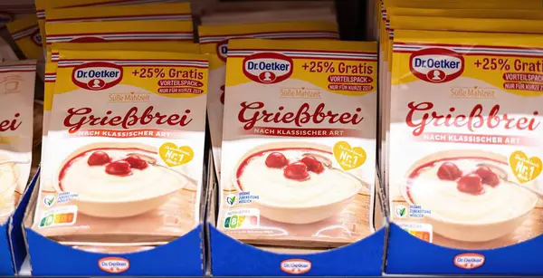 Burada Dr. Oetker Griessbrei 'nin renkli bir paketi var. Mutfağınıza nostalji getiren enfes bir tatlı karışımı. - FRANKFURT, Almanya - 21 Mart 2025