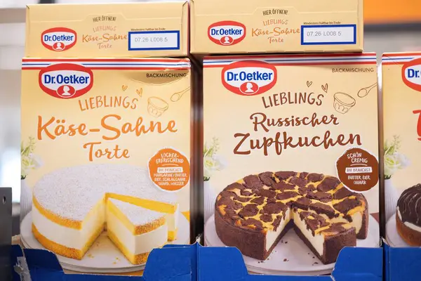 Kaese-Sahne Torte ve Zupfkuchen 'in aşçılık meraklıları için yer aldığı Dr. Oetker kek karışımlarının ilgi çekici bir çeşidi. - FRANKFURT, Almanya - 21 Mart 2025