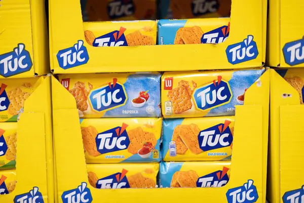 Canlı ambalajlı Tuc paprika krakerlerinin çarpıcı bir gösterisi. Atıştırma deneyimlerinin lezzetini ve eğlencesini vurguluyor. - FRANKFURT, Almanya - 21 Mart 2025