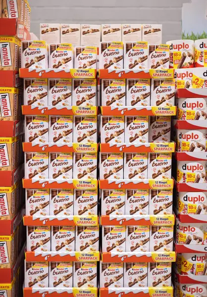Güzelce istiflenmiş Kinder Bueno çikolatalarından oluşan bir sergi cazip ve zengin bir şımarıklık göstergesi. - FRANKFURT, Almanya - 21 Mart 2025