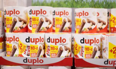 Duplo çikolatalı fındıklı çikolataların renkli bir görüntüsü büyük bir kabın içinde, paylaşmak ya da şımartmak için mükemmel. - FRANKFURT, Almanya - 21 Mart 2025