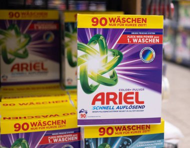 Bu resimde belirgin bir şekilde sergilenen, canlı markalaşma ve kullanım detaylarını gösteren Ariel çamaşır tozu kutusu yer alıyor. - FRANKFURT, Almanya - 21 Mart 2025