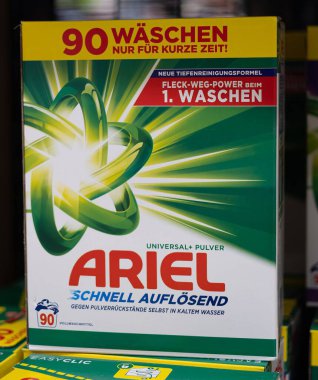 Bu resimde belirgin bir şekilde sergilenen, canlı markalaşma ve kullanım detaylarını gösteren Ariel çamaşır tozu kutusu yer alıyor. - FRANKFURT, Almanya - 21 Mart 2025
