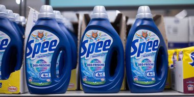 Tazeliği vurgulayan çarpıcı bir çamaşır deterjanı şişesi gösterisi ve tüketiciler için temiz çamaşır çözümleri. - FRANKFURT, Almanya - 21 Mart 2025