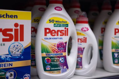 Bu resim bir şişe Persil evrensel çamaşır jelini gösteriyor, temizlikte kullanılması kolay tasarımı ve etkinliğini vurguluyor. - FRANKFURT, Almanya - 21 Mart 2025