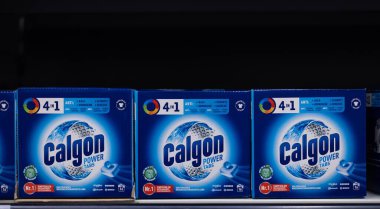 Görüntü, Calgon Power Tas ambalajlarını yakalıyor, markanın etkili çamaşır çözümleri ve temizliğe olan bağlılığını vurguluyor. - FRANKFURT, Almanya - 21 Mart 2025