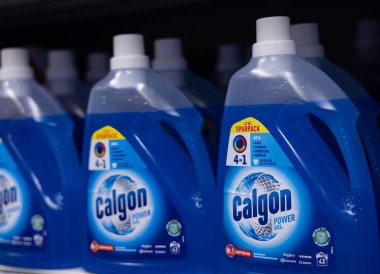 Bu resim, çamaşır yıkama çözümlerine modern yaklaşımı vurgulayarak satılığa çıkarılmış Calgon Power Jel şişelerini gösteriyor. - FRANKFURT, Almanya - 21 Mart 2025