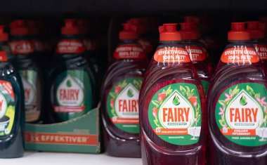 Temizlik gücü ve verimliliği vurgulamak için düzenli bir şekilde sergilenen Peri Bulaşık Sıvısı Şişeleri koleksiyonu. - FRANKFURT, Almanya - 21 Mart 2025