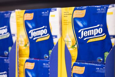 Bu resim Tempo doku paketlerinin markalarını ve ürün çeşitliliklerini gösteren düzenli bir görüntüsünü yakalar. - FRANKFURT, Almanya - 21 Mart 2025