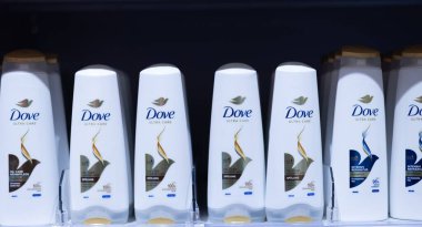 Dove Ultra Care şampuan şişelerinin gösterimi markanın tüm bireyler için kaliteli saç bakımına olan bağlılığını yansıtıyor. - FRANKFURT, Almanya - 21 Mart 2025