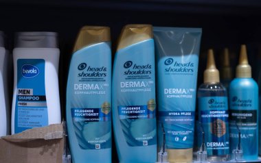 Raflarda düzgünce düzenlenmiş kepek önleyici şampuanlar saç sağlığı seçenekleri sergiliyor. - FRANKFURT, Almanya - 21 Mart 2025
