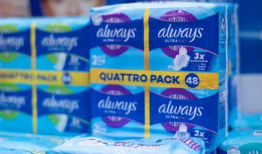 Her zaman Ultra Day hijyen pedleri, renkli bir pakette kadın hijyen ihtiyaçlarını ve konforunu temsil eder. - FRANKFURT, Almanya - 21 Mart 2025