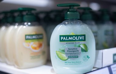 İçinde Palmolive 'in eşsiz formülü olan sıvı sabun şişesi hassas cilt suyu için aloe vera ile rahatlatıcı bir tasarım. - FRANKFURT, Almanya - 21 Mart 2025