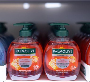 Bu resim Palmolive sıvı sabun şişelerini sergiliyor, zengin renklerini vurguluyor ve etkili pazarlama için çekici bir tasarım sergiliyor. - FRANKFURT, Almanya - 21 Mart 2025