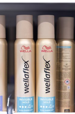 Wella Flex saç spreyinin güçlü ve görünmez saç tutuşu için tasarlanmış ambalajını gösteren iyi şekillendirilmiş bir görüntüsü. - FRANKFURT, Almanya - 21 Mart 2025