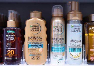 Garnier Ambre Solaire bronzlaştırıcıları, güneş tarafından öpülen ten renkleri için dizayn edilmiş bir yelpazeyi sergiliyor. - FRANKFURT, Almanya - 21 Mart 2025