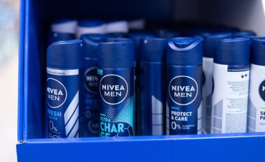 Nivea Men ürünlerinin modern insanlar için tasarlanmış koruyucu formüllerini vurgulayan büyüleyici bir görüntü. - FRANKFURT, Almanya - 21 Mart 2025