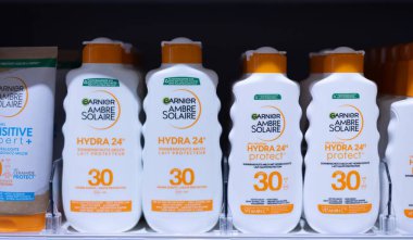 Garnier güneş koruma losyonları belirgin bir şekilde istiflenerek, kullanıcılara temel güneş koruması sunan cilt bakımı çözümlerini vurguluyor. - FRANKFURT, Almanya - 21 Mart 2025