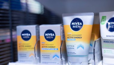 Nivea Men Aktif Enerji Yıkama Jeli, canlı ve zinde olmak isteyen aktif erkekleri hedef alarak parlak renkleriyle göze çarpıyor. - FRANKFURT, Almanya - 21 Mart 2025