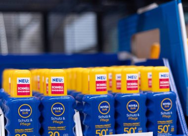 Parlak renkli Nivea güneş koruma ürünleri yaz için hazır, güneşli koşullarda cilt güvenliğini ve bakımını teşvik ediyorlar. - FRANKFURT, Almanya - 21 Mart 2025