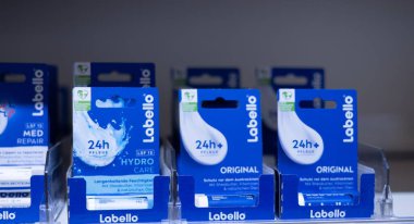 Labello 'nun dudak bakım ürünlerinin görsel olarak çekici bir görüntüsü. Hidrasyon ve nemlendirici faydalar için çeşitli seçenekler sunuyor. - FRANKFURT, Almanya - 21 Mart 2025