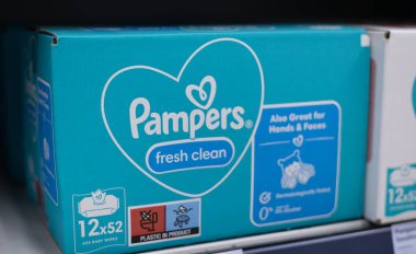 Pampers 'ın taze temiz mendillerinin çekici görüntüsü, bebek bakımının yanı sıra eller ve yüzler için çok yönlülüğünü vurguluyor. - FRANKFURT, Almanya - 21 Mart 2025
