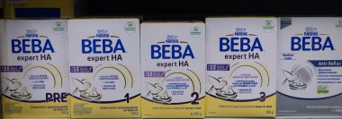 Nestle BEBA uzmanı bebek formüllerinin temiz ve bilgilendirici bir gösterimi, çeşitli aşamalarda bebek beslenme ihtiyaçları için tasarlandı. - FRANKFURT, Almanya - 21 Mart 2025