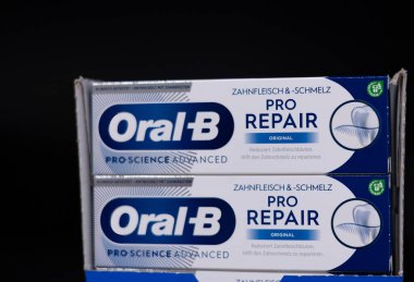 Diş macunu ambalajını profesyonel ve cilalı bir şekilde vurgulayan Oral-B Pro Tamir Paketi 'nin yakın çekimi. - FRANKFURT, Almanya - 21 Mart 2025
