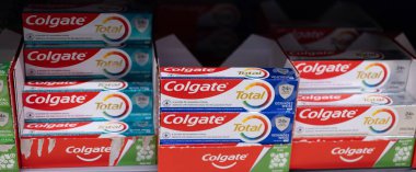Colgate Toplam diş macunu kutuları çok çeşitli tüketiciler için tasarlanmış etkili oral bakım çözümleri sergiliyor. - FRANKFURT, Almanya - 21 Mart 2025