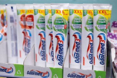 Odol-med3 naneli nane tazeliği diş macunu tüplerinin sergilenmesi tazelik ve etkili diş hijyeni vaadini gözler önüne seriyor. - FRANKFURT, Almanya - 21 Mart 2025