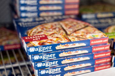 Wagner ambalajda dondurulmuş pizza, hızlı yemekler ve aile toplantıları için lezzetli bir mutfak seçeneği sunuyor. - FRANKFURT, Almanya - 21 Mart 2025