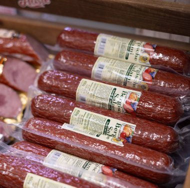 Birinci sınıf salam paketleri, taze malzemeler sergileniyor ve her türlü lezzetli atıştırmalık ya da yemek hazırlığı için ideal. - FRANKFURT, Almanya - 21 Mart 2025